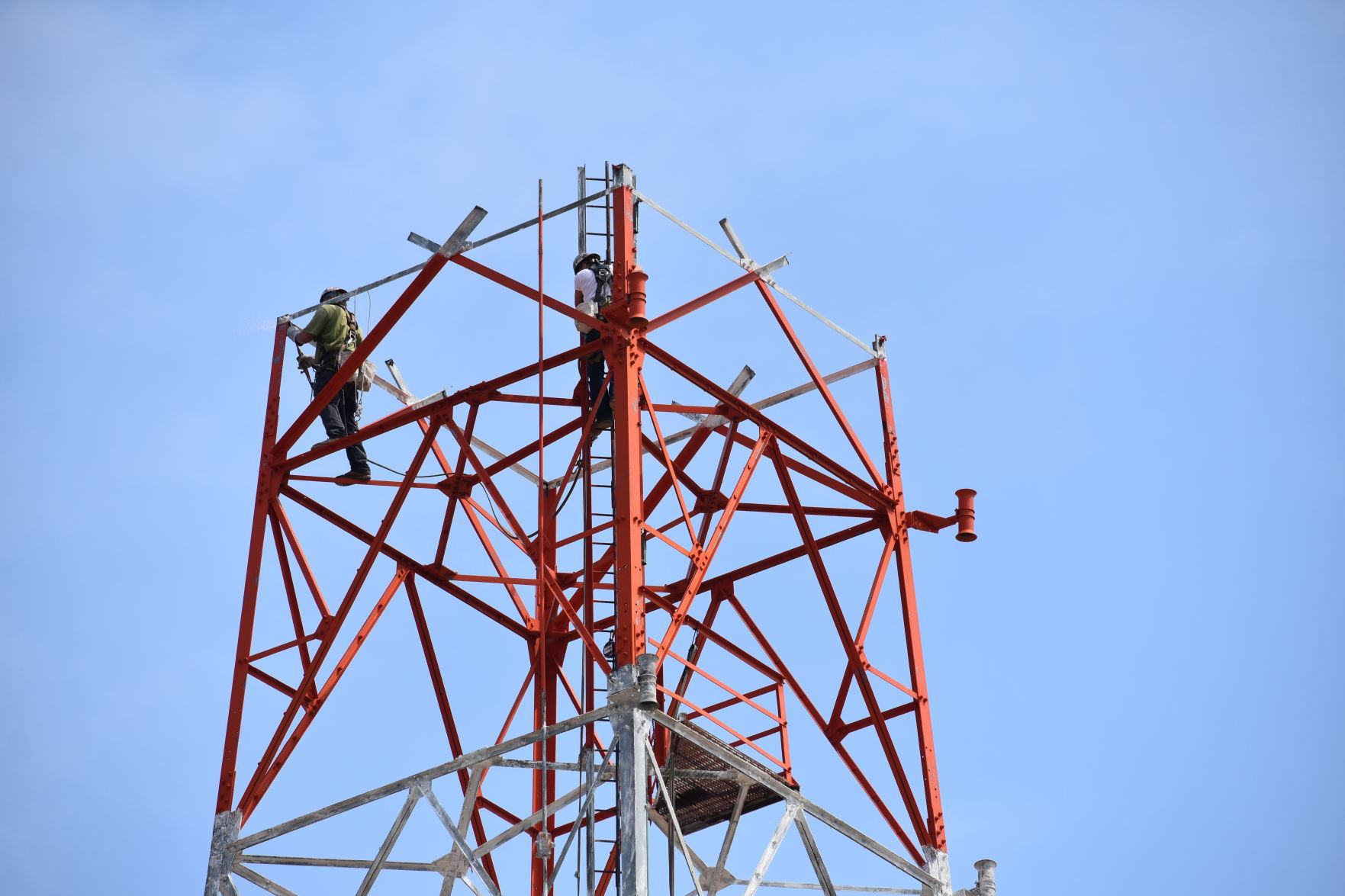 A towering job: Crews dismantle phone tower
